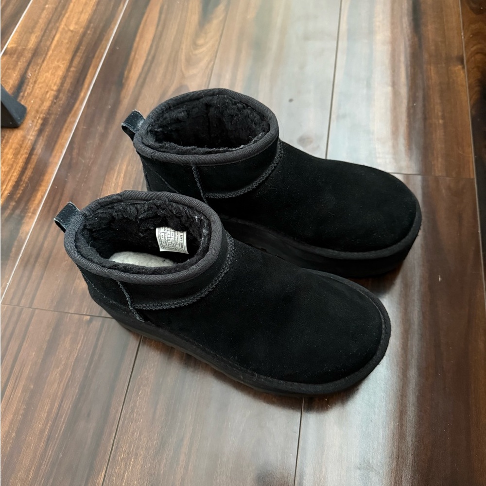 Ugg Women's Classic Ultra Mini Platform Black size 8